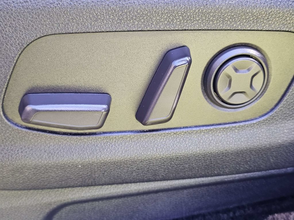 Used 2025 Kia Carnival FWD image 19