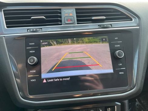 Used 2021 Volkswagen Tiguan SE w/ Panoramic Sunroof Package AWD/4WD image 28