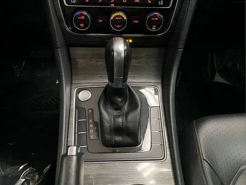 Used 2018 Volkswagen Passat 2.0T SE FWD image 21