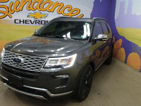 Used 2018 Ford Explorer Platinum AWD/4WD image 4
