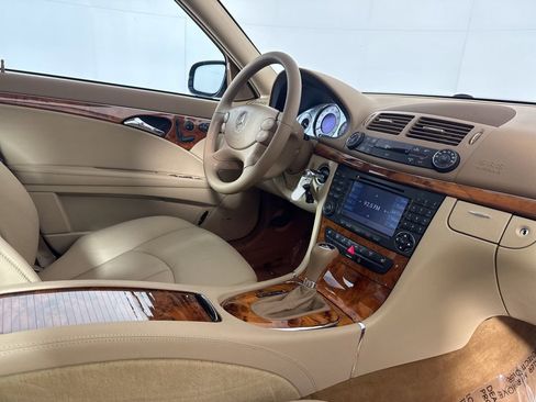 Used 2008 Mercedes-Benz E 350 4MATIC Sedan image 9