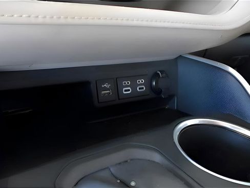 Used 2023 Toyota Highlander XLE image 16