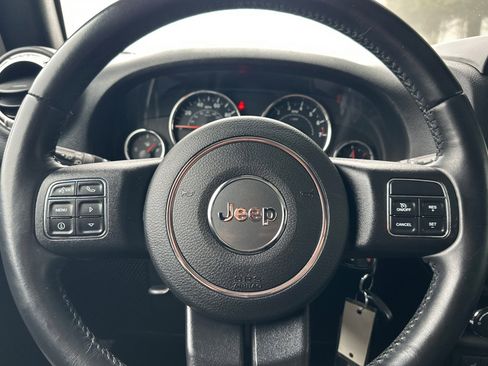 Used 2017 Jeep Wrangler Unlimited Sahara w/ Connectivity Group image 19