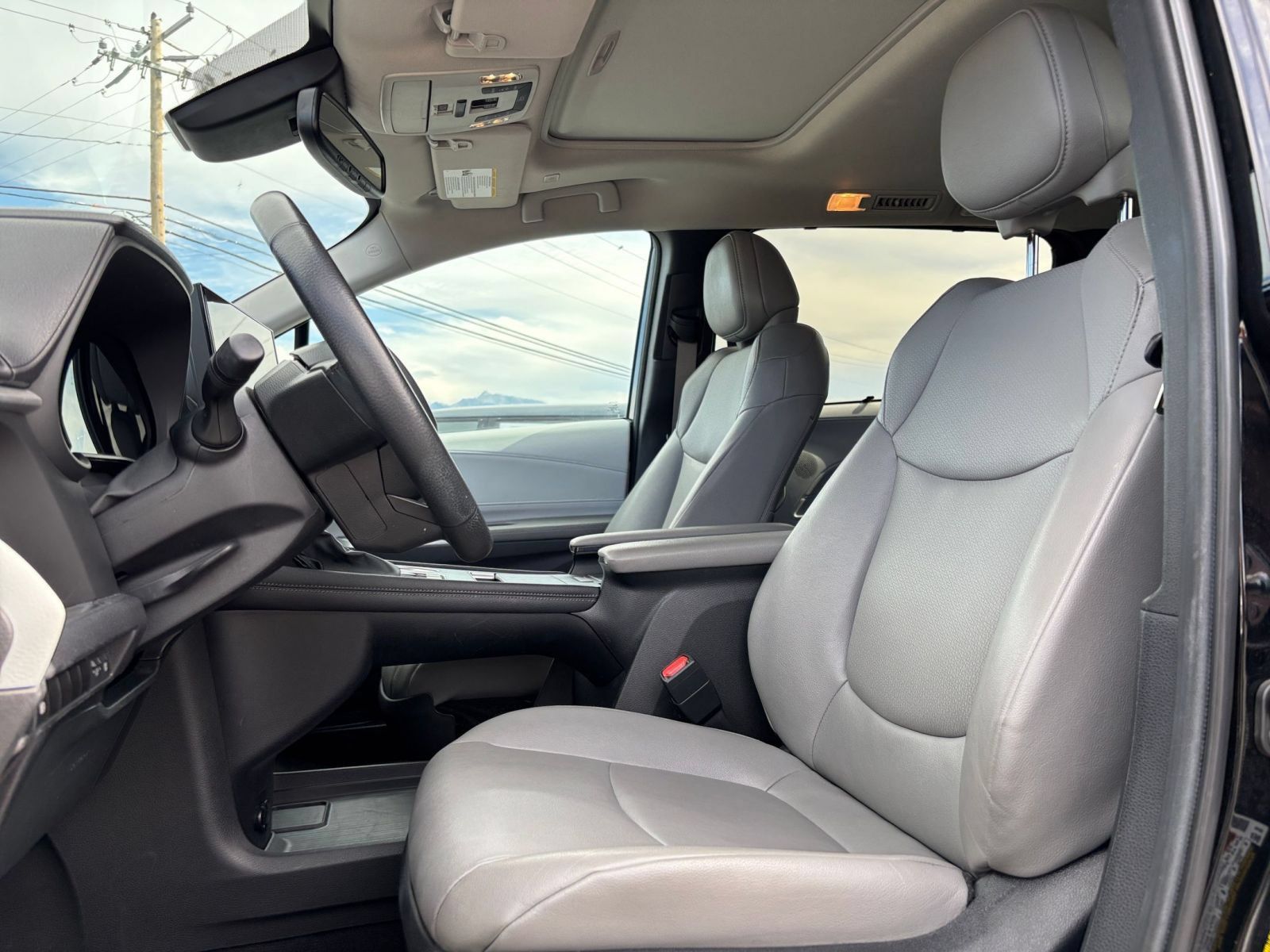 Used 2025 Toyota Sienna XLE FWD image 27