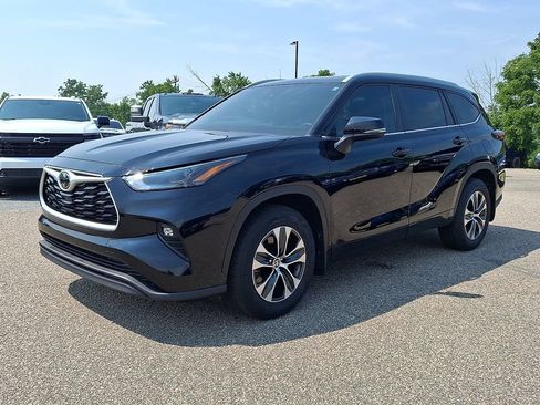 Used 2024 Toyota Highlander XLE AWD/4WD image 6