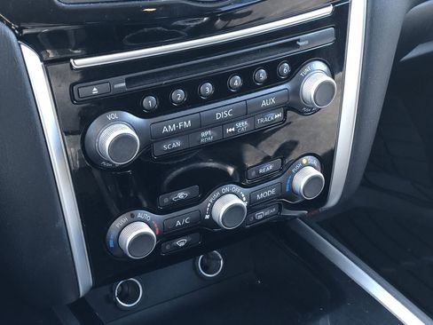 Used 2014 Nissan Pathfinder SV image 22