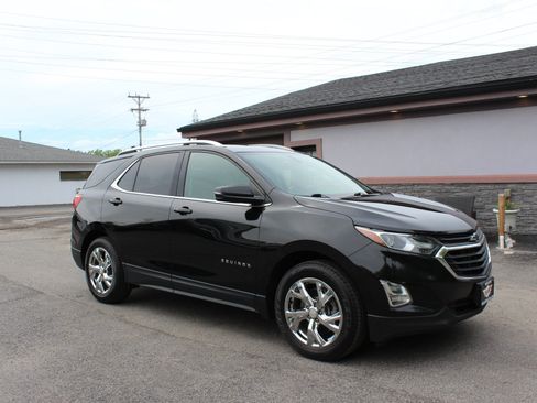 Used 2018 Chevrolet Equinox LT w/ Sun & Infotainment Package AWD/4WD image 2