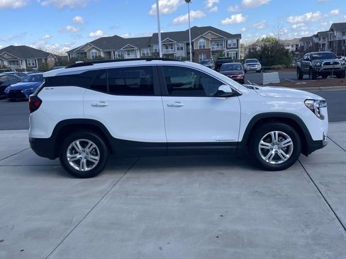 Used 2022 GMC Terrain SLE w/ Driver Convenience Package image 5
