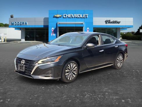 Used 2024 Nissan Altima 2.5 SV FWD image 1