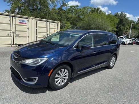 Used 2020 Chrysler Pacifica Touring-L FWD image 1