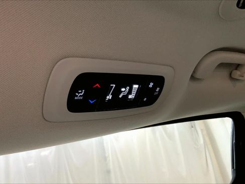 Used 2019 Chrysler Pacifica L FWD image 34