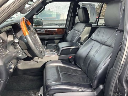 Used 2017 Lincoln Navigator Select image 8