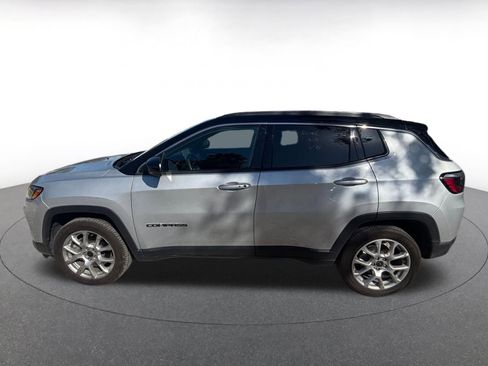 Used 2025 Jeep Compass Limited image 4