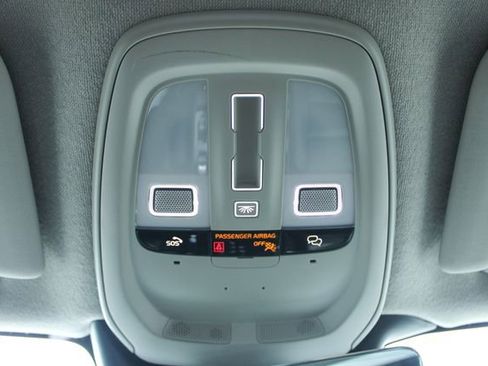 Used 2025 Volvo XC40 B5 Plus image 31