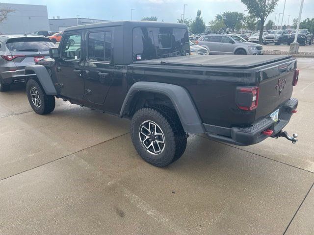 Used 2024 Jeep Gladiator Rubicon w/ Technology Group AWD/4WD image 5