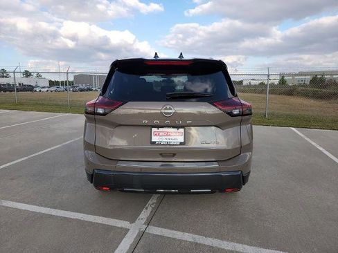 Certified 2025 Nissan Rogue SL w/ Tech Package image 6