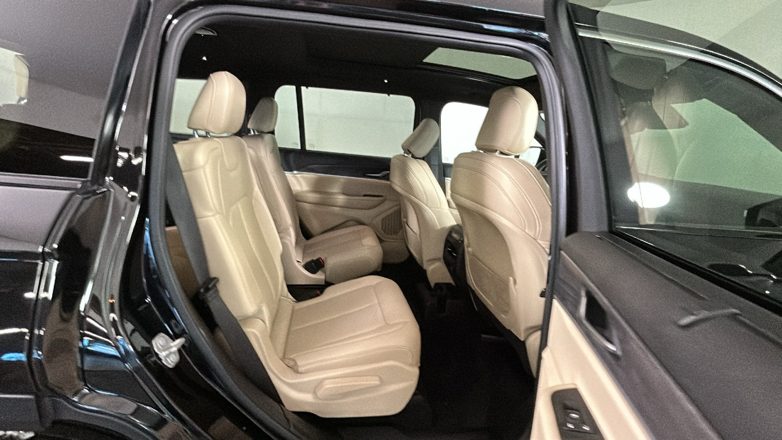 Used 2023 Jeep Grand Cherokee L Limited w/ Luxury Tech Group II AWD/4WD image 35