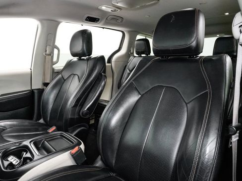 Used 2018 Chrysler Pacifica Touring-L image 8