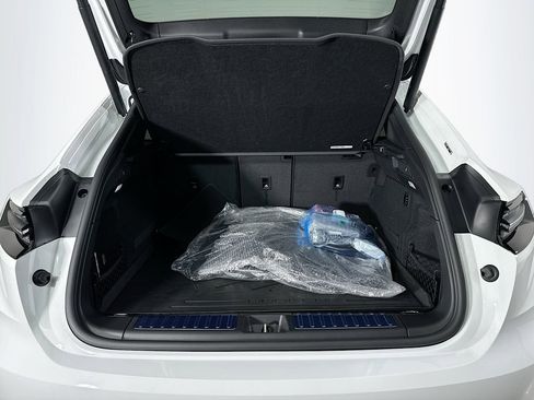 New 2026 Porsche Macan Electric image 28