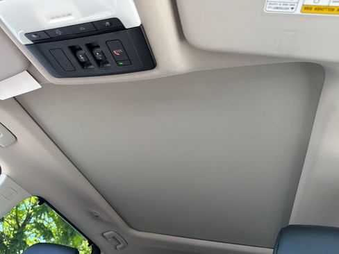 Used 2025 Nissan Rogue SV w/ SV Premium Package FWD image 25