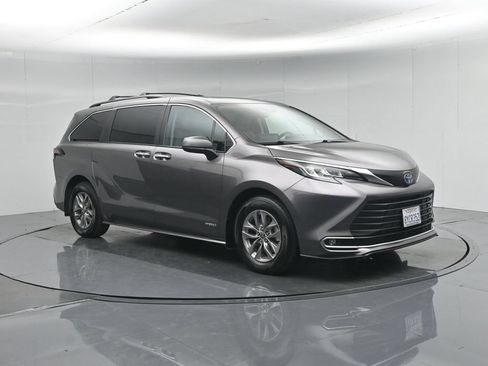 Used 2021 Toyota Sienna XLE FWD image 30