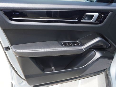 Used 2021 Porsche Cayenne Coupe image 12