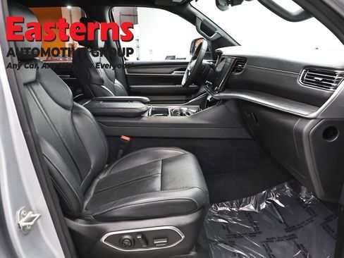 Used 2024 Jeep Wagoneer L Series II RWD image 27