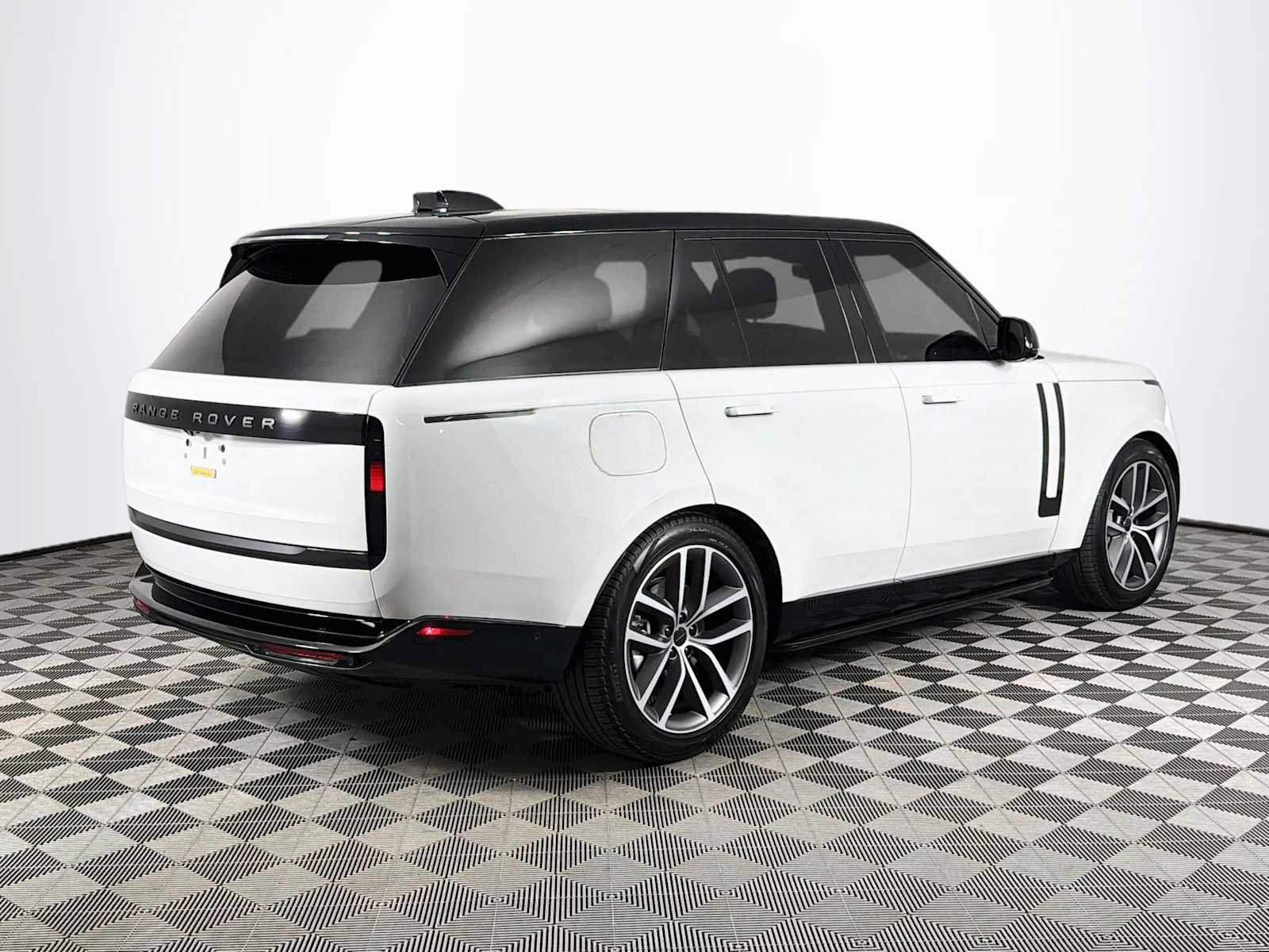 Used 2025 Land Rover Range Rover SE AWD/4WD image 5