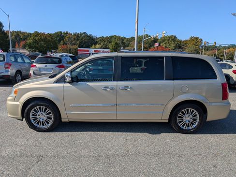 Used 2011 Chrysler Town & Country Limited w/ Trailer Tow Group image 2