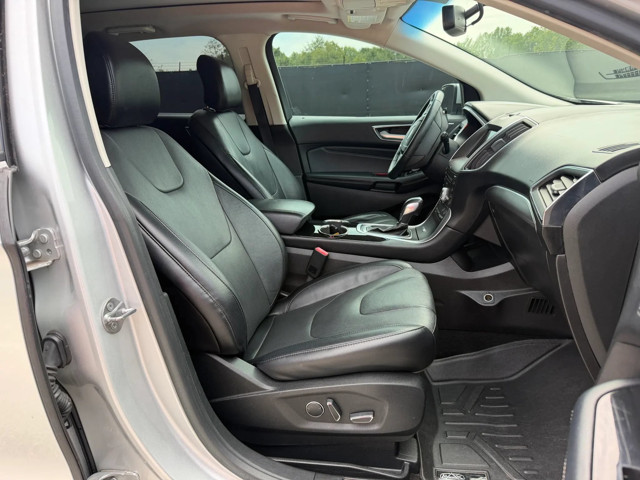 Used 2018 Ford Edge Titanium w/ Equipment Group 301A FWD image 10