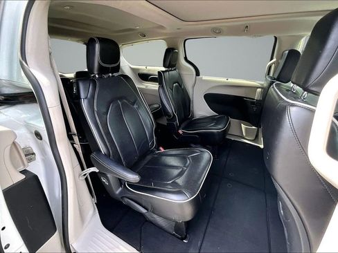 Used 2023 Chrysler Pacifica Limited FWD image 25