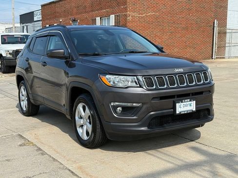 Used 2018 Jeep Compass Latitude w/ Popular Equipment Group AWD/4WD image 4