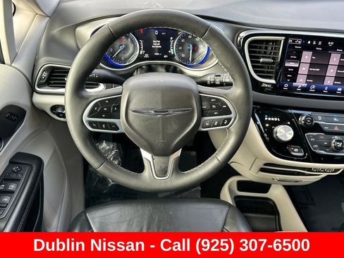 Used 2022 Chrysler Pacifica Touring-L FWD image 17