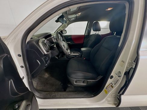 Used 2021 Toyota Tacoma SR5 AWD/4WD image 13