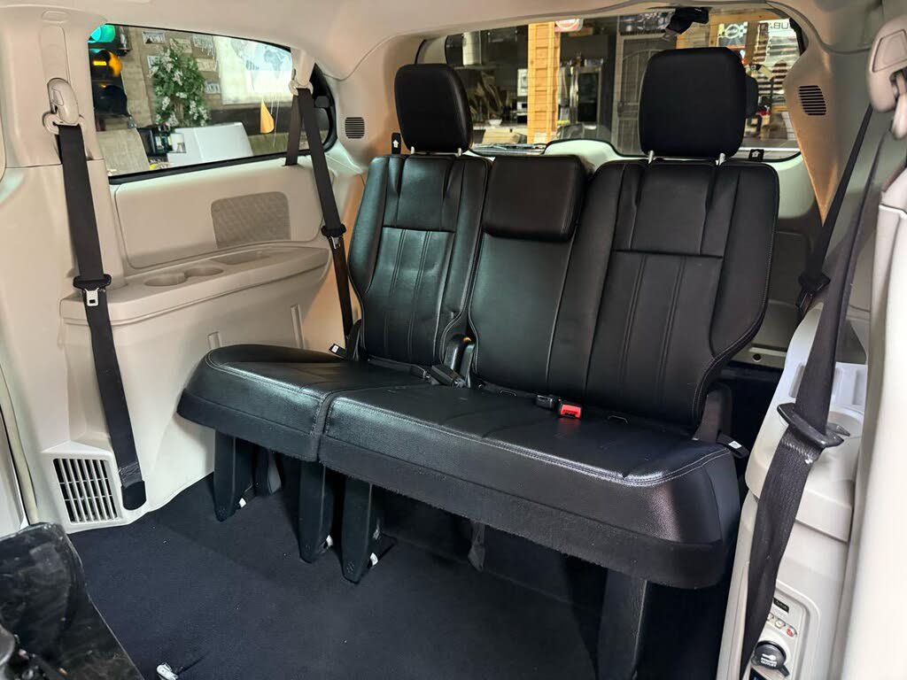 Used 2014 Chrysler Town & Country Touring FWD image 28