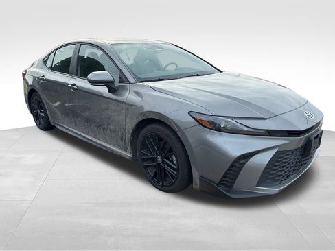 Used 2025 Toyota Camry SE image 7