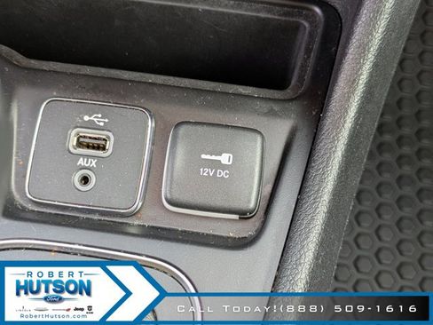 Used 2019 Jeep Cherokee Latitude Plus w/ Comfort/Convenience Group image 25