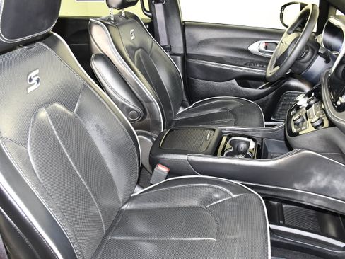 Used 2025 Chrysler Pacifica Limited FWD image 42