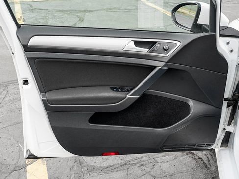 Used 2016 Volkswagen e-Golf SE w/ DC Fast Charging Package image 9