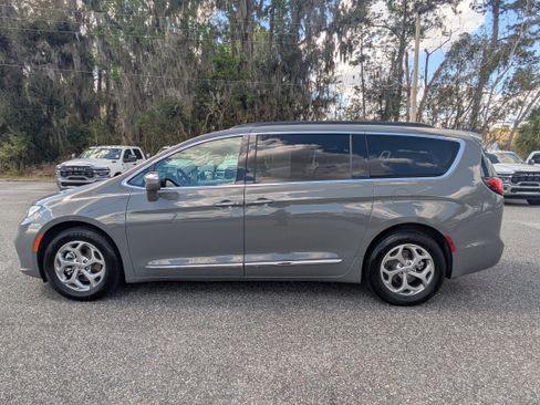 Used 2022 Chrysler Pacifica Limited image 7