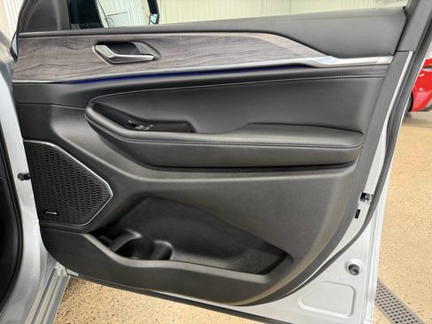 Used 2022 Jeep Grand Cherokee Overland AWD/4WD image 8