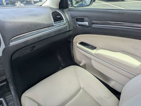 Used 2022 Chrysler 300 Touring RWD image 18