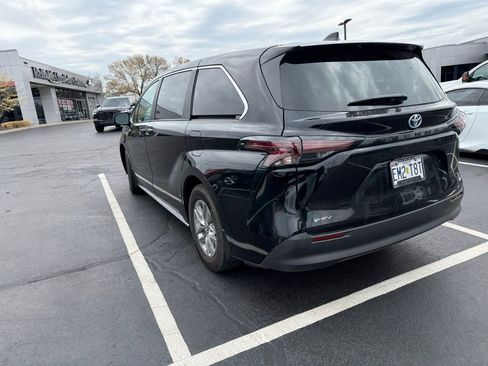 Used 2025 Toyota Sienna LE image 7