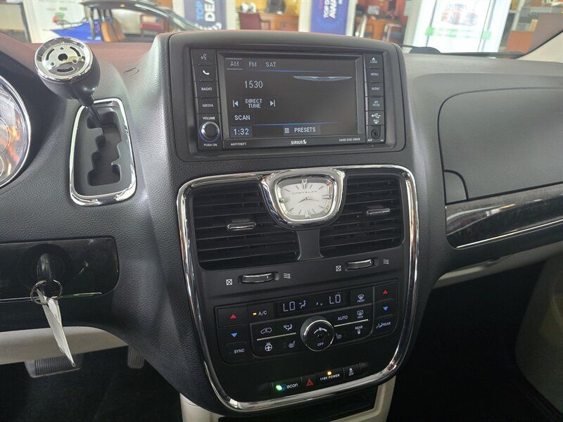 Used 2015 Chrysler Town & Country Touring w/ Driver Convenience Group FWD image 27