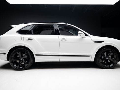 Used 2021 Bentley Bentayga Plug-In Hybrid AWD/4WD image 34