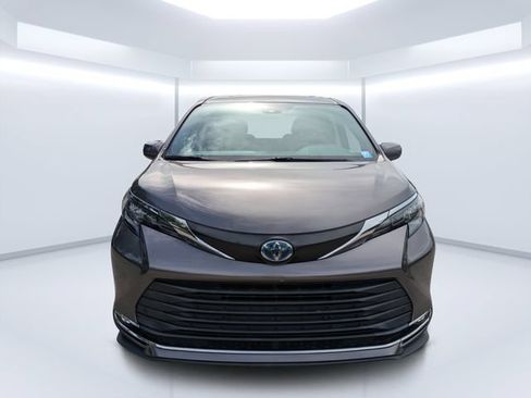 Used 2024 Toyota Sienna XLE FWD image 8