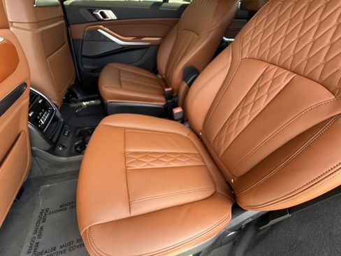 Used 2025 BMW X7 M60i w/ Climate Comfort Package image 31