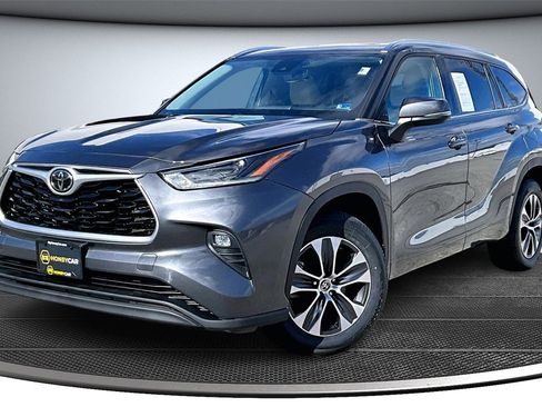 Used 2021 Toyota Highlander XLE image 3