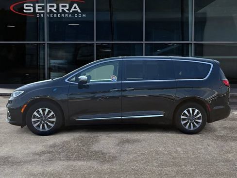 Used 2023 Chrysler Pacifica Limited FWD image 2