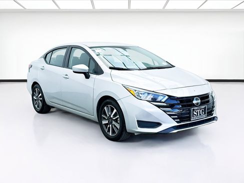 Used 2023 Nissan Versa SV image 3